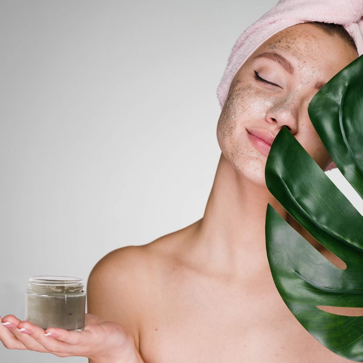 2oz Glass Jars 24 Pack, Hoa Kinh Mini Round Clear Glass Jars with Inner Liners and Black Lids, Perfect for Storing Lotions, Powders and Ointments