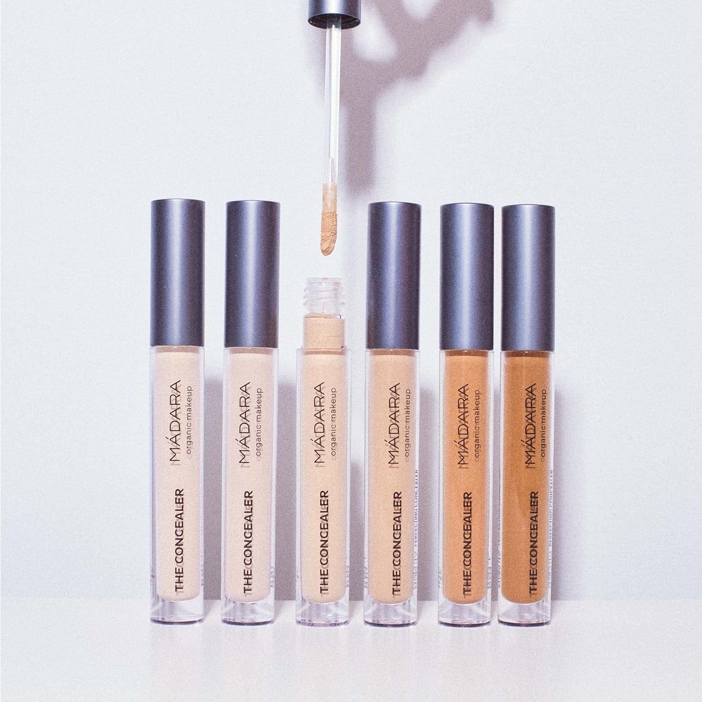 MÁDARA Organic Skincare | Luminous Perfecting Concealer 45 ALMOND – 4ml, Dewy finish, With hyaluronic acid, Natural concealer for dark circles and blemishes, Vegan, COSMOS natural certified.