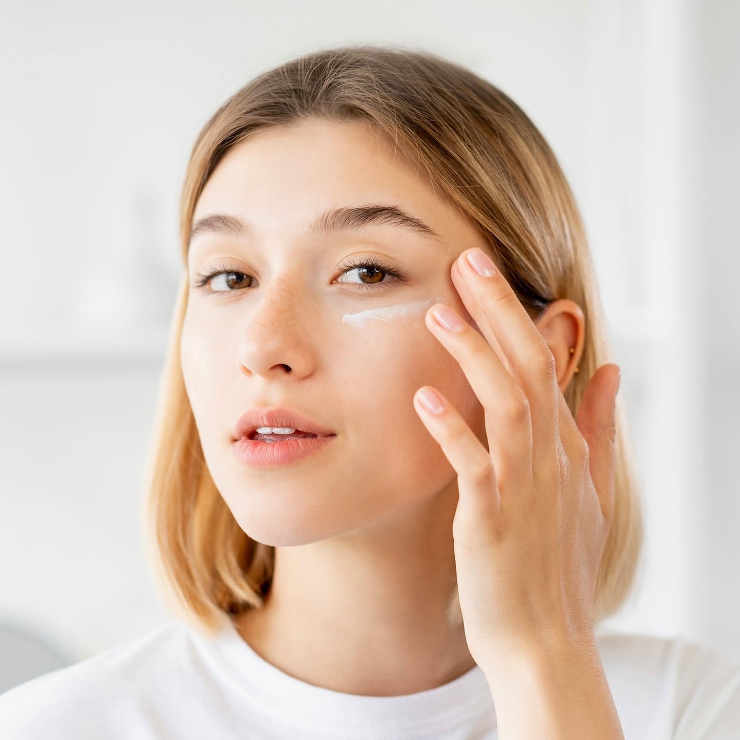 Amazon Basics Moisturizing Gel Eye Cream with Hyaluronic Acid, 0.50 Fl Oz (Pack of 1)