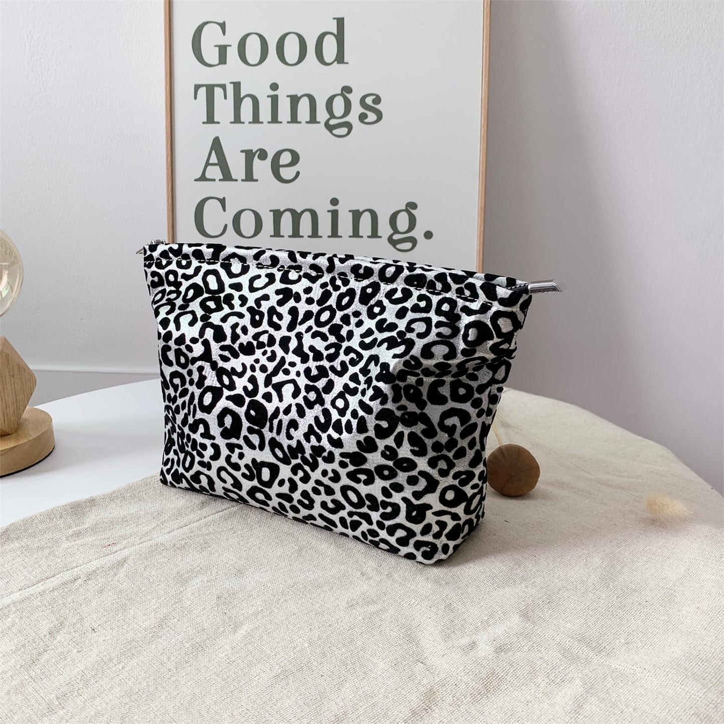 Leopard Print Makeup Bag for Women,Travel Makeup Bags for Purse, Small Makeup Pouch, Canvas Make Up Bag, Light Lining Zipper Close Comfortable Lightweight Makeup Bag, Small Cosmetic Bag